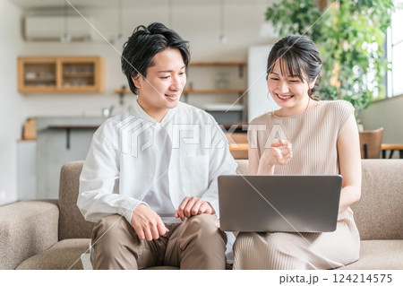 マイホームでパソコンを使う若いアジア人夫婦(動画・相談・資産運用・ネットショッピング) マイホームでパソコンを使う若いアジア人夫婦(動画・相談・資産運用・ネットショッピング) 124214575