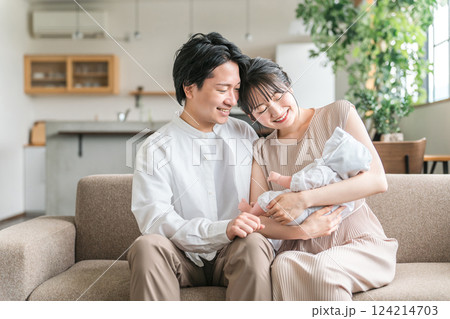 赤ちゃんと出産後の育児休暇を過ごす若い夫婦・親子・家族・ファミリー 124214703