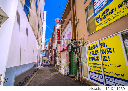 日本の東京都市景観　インバウンドに沸く渋谷。文化村通り側から路地を望む。奥は渋谷センター街 124215080