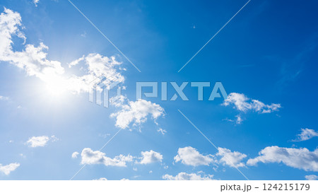 太陽が輝く青空と白い雲 124215179