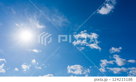 太陽が輝く青空と白い雲 124215186