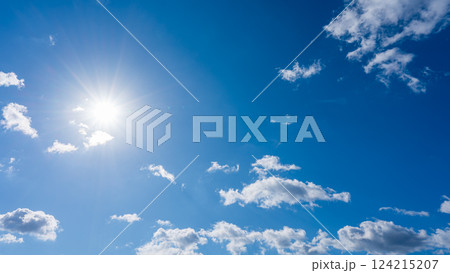 太陽が輝く青空と白い雲 太陽が輝く青空と白い雲 124215207