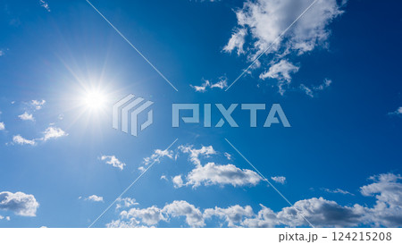 太陽が輝く青空と白い雲 124215208