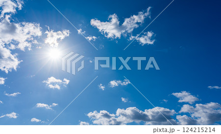 太陽が輝く青空と白い雲 太陽が輝く青空と白い雲 124215214