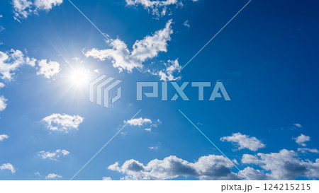 太陽が輝く青空と白い雲 124215215
