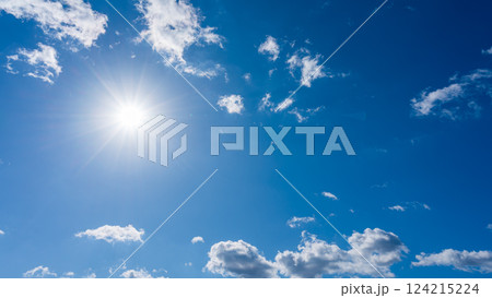 太陽が輝く青空と白い雲 太陽が輝く青空と白い雲 124215224