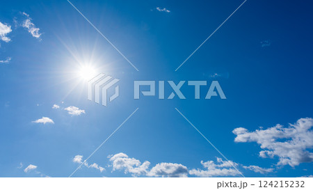 太陽が輝く青空と白い雲 124215232
