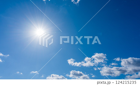 太陽が輝く青空と白い雲 124215235