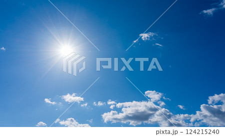 太陽が輝く青空と白い雲 太陽が輝く青空と白い雲 124215240