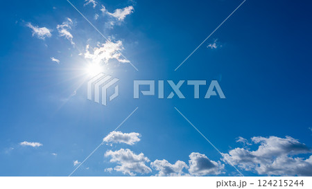 太陽が輝く青空と白い雲 太陽が輝く青空と白い雲 124215244