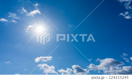 太陽が輝く青空と白い雲 124215245