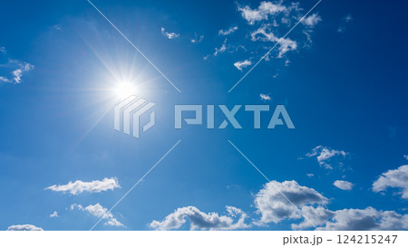 太陽が輝く青空と白い雲 太陽が輝く青空と白い雲 124215247