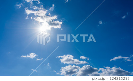 太陽が輝く青空と白い雲 124215255