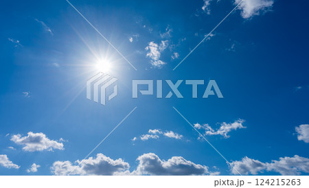 太陽が輝く青空と白い雲 124215263