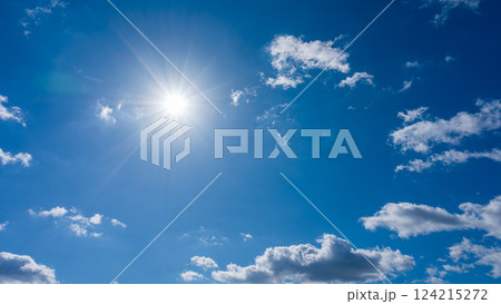 太陽が輝く青空と白い雲 太陽が輝く青空と白い雲 124215272