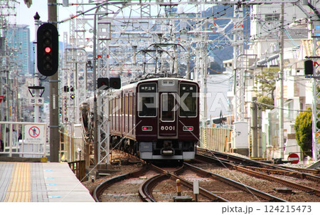 阪急六甲駅を通過する神戸三宮行き普通電車 阪急六甲駅を通過する神戸三宮行き普通電車 124215473