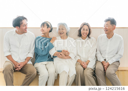 座って話をする三世代親子(家族・同居・ファミリー) 座って話をする三世代親子(家族・同居・ファミリー) 124215616