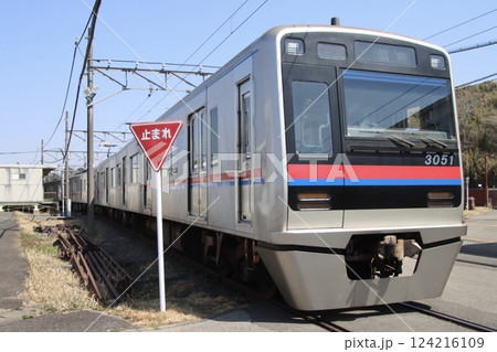 団体客を待つ京成3050形 124216109