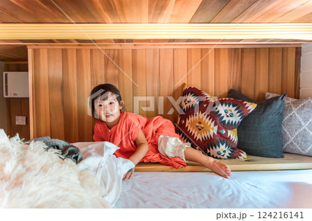 子供部屋,ベッドルームで寝転ぶ女の子（マイホーム） 124216141