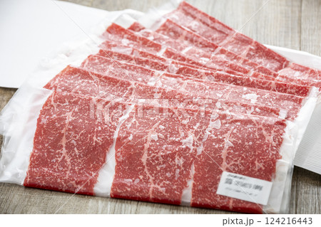 個別包装された国産和牛肉の薄切り 個別包装された国産和牛肉の薄切り 124216443