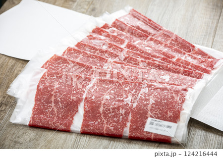 個別包装された国産和牛肉の薄切り 個別包装された国産和牛肉の薄切り 124216444