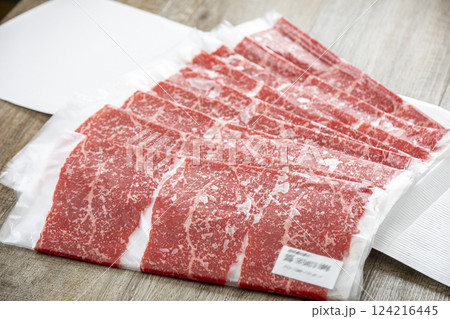 個別包装された国産和牛肉の薄切り 個別包装された国産和牛肉の薄切り 124216445