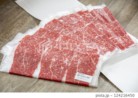 個別包装された国産和牛肉の薄切り 124216450
