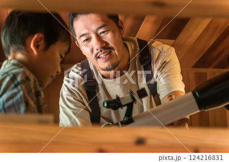 望遠鏡で遊ぶ夏休みの子供とパパ(コテージ・別荘・山小屋・キャンプ・グランピング) 望遠鏡で遊ぶ夏休みの子供とパパ(コテージ・別荘・山小屋・キャンプ・グランピング) 124216831