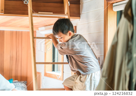 コテージのロフト・屋根裏部屋の梯子を降りる男の子 124216832
