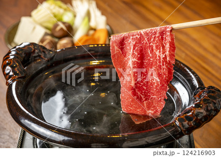 しゃぶしゃぶ　牛肉を出汁にくぐらせる 124216903