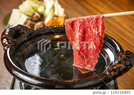 しゃぶしゃぶ 牛肉を出汁にくぐらせる しゃぶしゃぶ 牛肉を出汁にくぐらせる 124216905