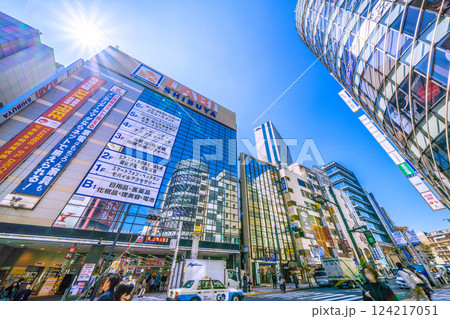日本の東京都市景観 インバウンドに沸く渋谷。文化村通りからヤマダデンキや道玄坂二丁目東などを望む 日本の東京都市景観 インバウンドに沸く渋谷。文化村通りからヤマダデンキや道玄坂二丁目東などを望む 124217051
