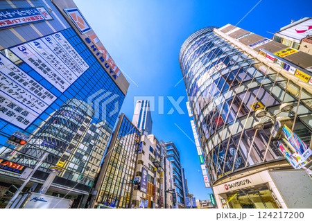 日本の東京都市景観　インバウンドに沸く渋谷。文化村通りからヤマダデンキや道玄坂二丁目東などを望む 124217200