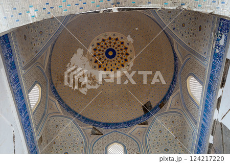 ウズベキスタンの歴史的モスクの美しいタイル模様 124217220