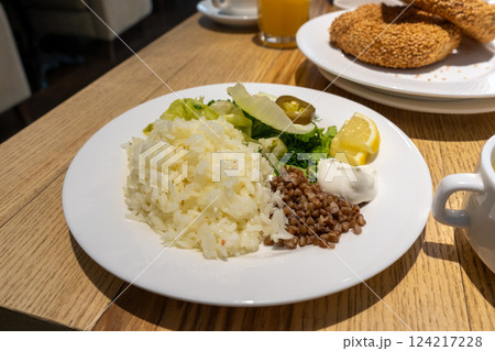 栄養のある軽食、バターライスとソバの実 124217228