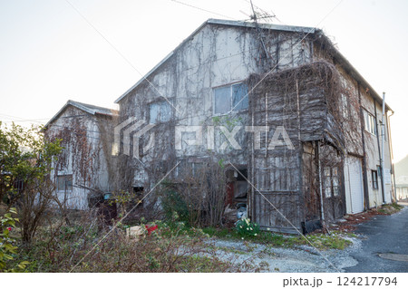 日本の岡山県瀬戸内市の虫明港の古くてとても美しい建物 124217794