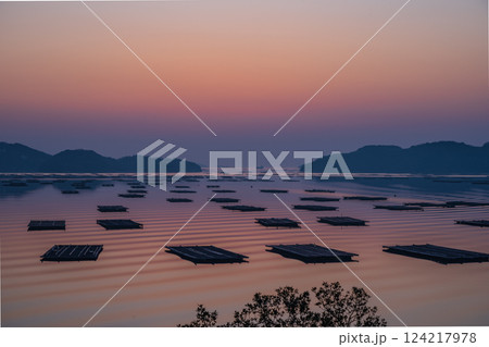 日本の岡山県瀬戸内市の迫門の曙の美しい風景 日本の岡山県瀬戸内市の迫門の曙の美しい風景 124217978