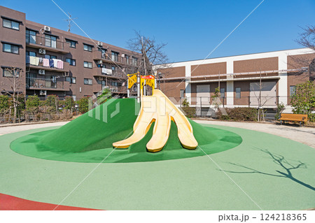 緑の丘児童遊園（バナナ公園）で遊ぶ　春の青空　東京都狛江市西野川 124218365