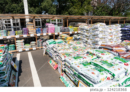 ユニディ狛江店　1階のガーデニング関連売り場で土を買う　春の青空　東京都狛江市和泉本町 124218368