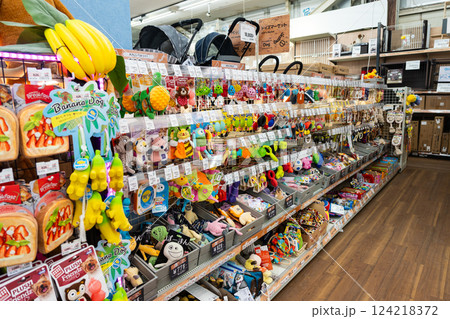 ユニディ狛江店　1階のペット関連グッズ　東京都狛江市和泉本町 124218372
