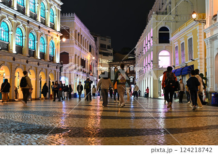 観光客で賑わう夜のセナド広場/マカオ 観光客で賑わう夜のセナド広場/マカオ 124218742