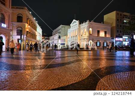観光客で賑わう夜のセナド広場／マカオ 124218744