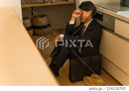残業で疲労・疲弊して帰宅したビジネスマン(考える・絶望・悔しい・激務) 残業で疲労・疲弊して帰宅したビジネスマン(考える・絶望・悔しい・激務) 124218795