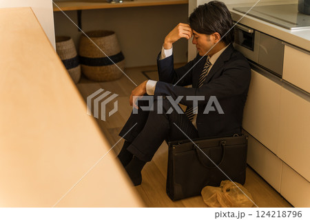 残業で疲労・疲弊して帰宅したビジネスマン(考える・絶望・悔しい・激務) 残業で疲労・疲弊して帰宅したビジネスマン(考える・絶望・悔しい・激務) 124218796