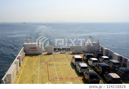 フェリーボートの車載甲板と航跡 124218828