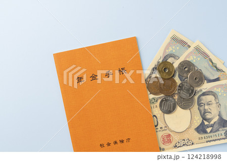 年金手帳と小銭　足りない年金　 124218998