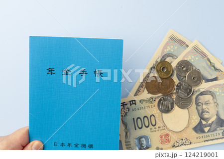 年金手帳と小銭　足りない年金　 124219001