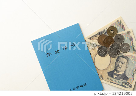 年金手帳と小銭 足りない年金 年金手帳と小銭 足りない年金 124219003
