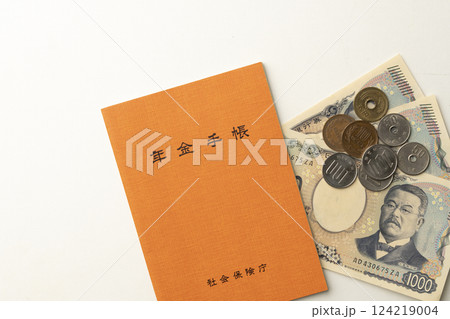 年金手帳と小銭　足りない年金　 124219004
