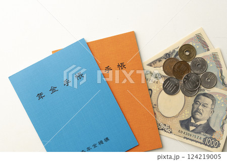 年金手帳と小銭 足りない年金 年金手帳と小銭 足りない年金 124219005